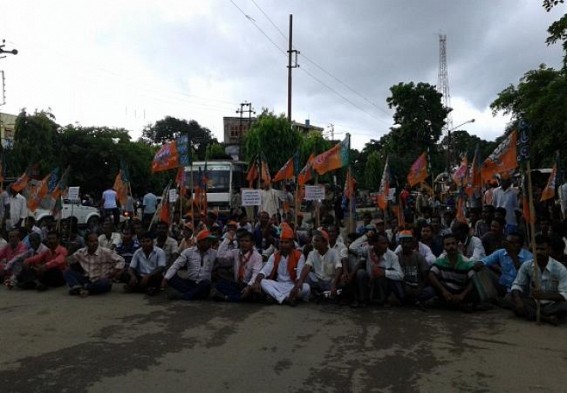 Vegetable vendors staged road blockade at Telimaura Vegetable vendors staged road blockade at Telimaura